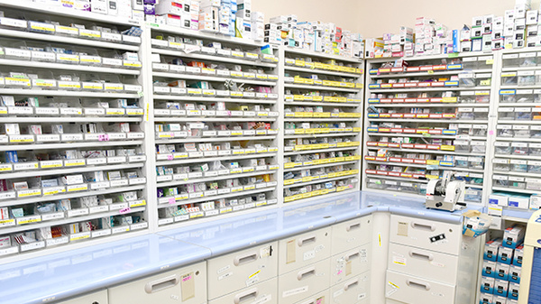 フォレスト調剤薬局の薬棚