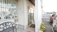 フラワー調剤薬局の入口