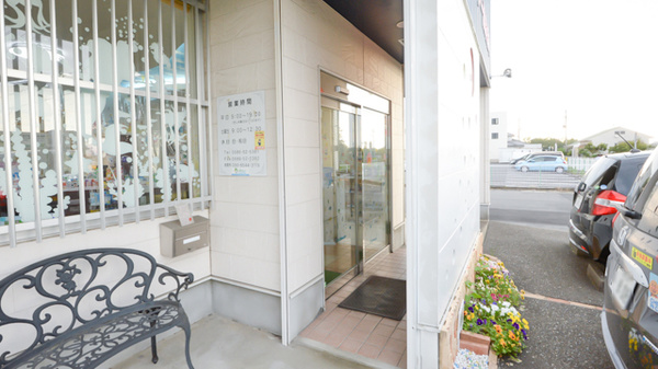 フラワー調剤薬局の入口