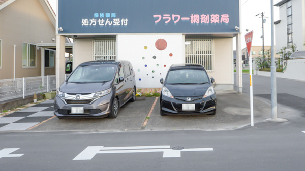 フラワー調剤薬局の駐車場