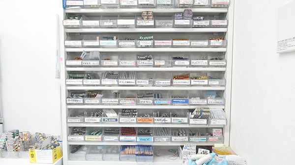 なかよし薬局の薬棚