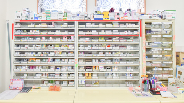 大池調剤薬局の薬棚