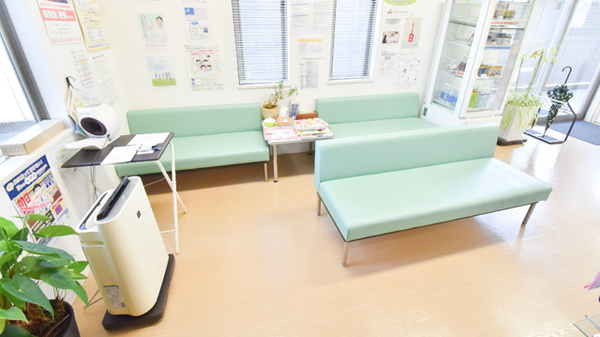 かみいけ調剤薬局の待合スペース