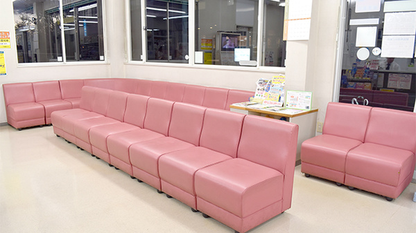 ヤナセ東海調剤薬局豊栄店の待合スペース