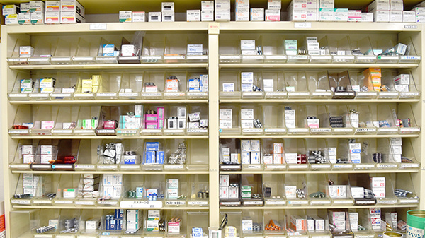 ヤナセ東海調剤薬局豊栄店の薬棚