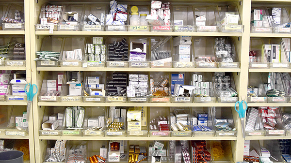 ヤナセ薬局四郷店の薬棚
