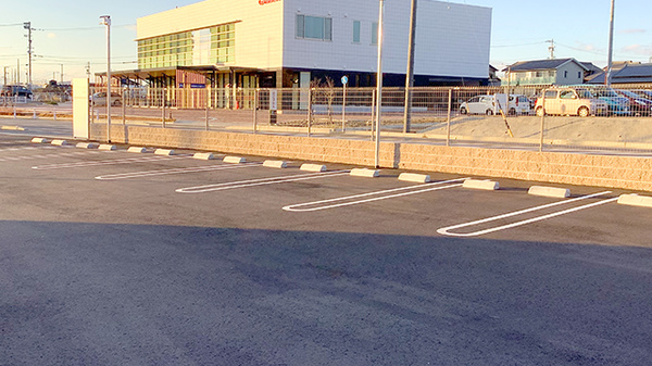ヤナセ薬局四郷店の駐車場