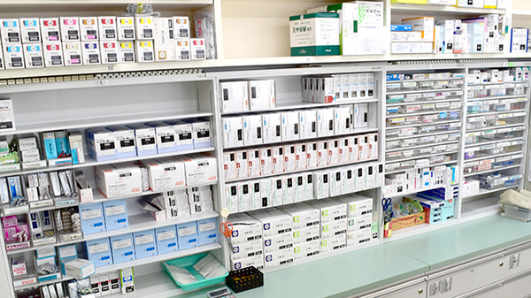 ヤナセ薬局うねべ店の薬棚