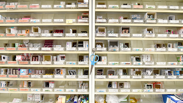 ライフ調剤薬局 山之手店の薬棚