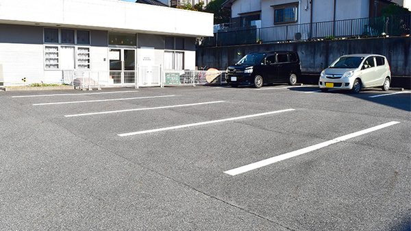 ライフ調剤薬局東山店の駐車場
