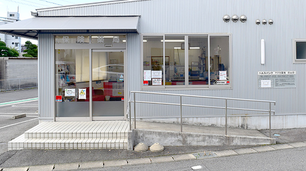 ヘルスバンクヤナセ薬局前山店の入口