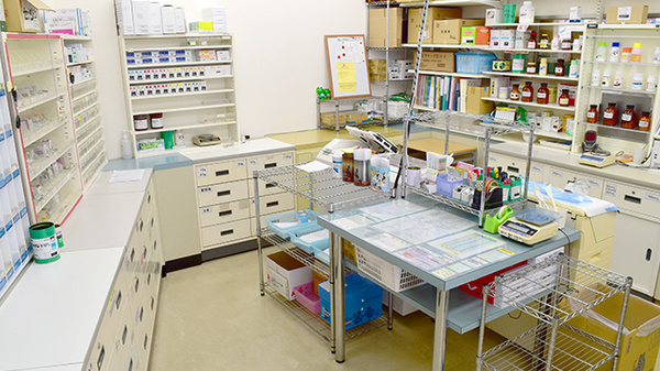 ヘルスバンクヤナセ薬局前山店の調剤室