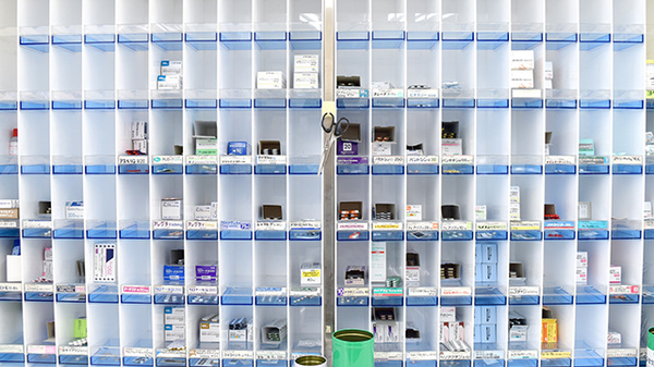 ヘルスバンクヤナセ薬局前山店の薬棚