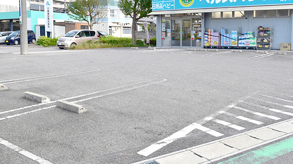 ヘルスバンクヤナセ薬局前山店の駐車場