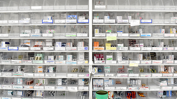ヤナセ薬局田中店の薬棚