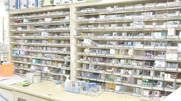 めろん薬局の薬棚