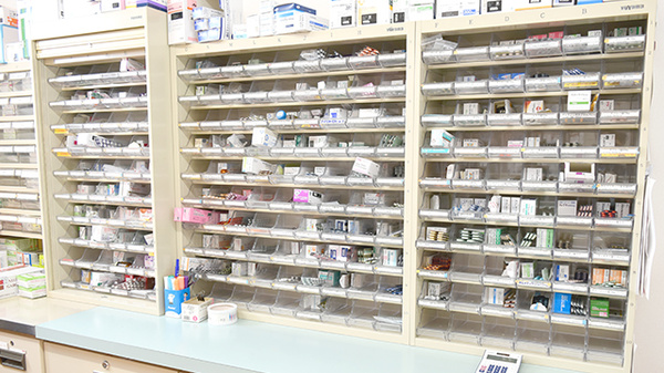 コスモス薬局荒曽根店の薬棚