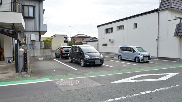 蒲郡調剤薬局の駐車場