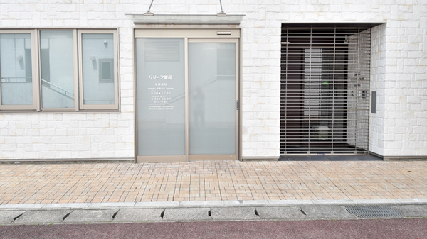 リリーフ薬局小牧駅前店の入口