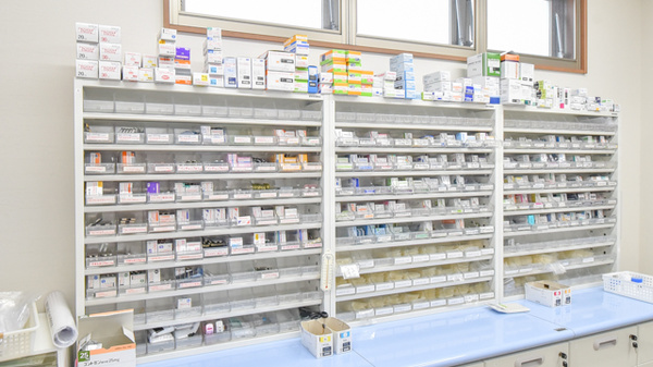 リリーフ薬局小牧駅前店の薬棚
