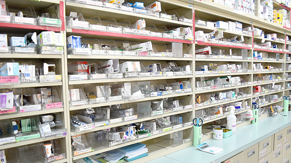 たんぽぽ薬局　新城店の薬棚
