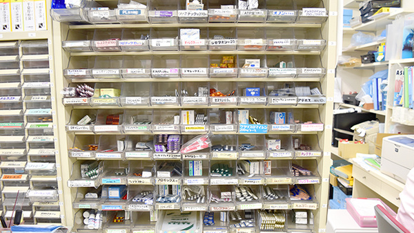 中央調剤薬局太田川店の薬棚