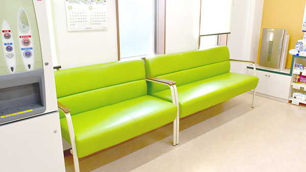 ヒバリ調剤薬局高横須賀店の待合スペース