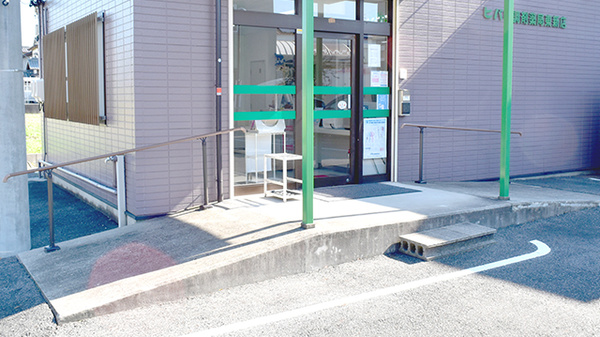 ヒバリ調剤薬局東新店の入口