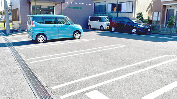 ヒバリ調剤薬局東新店の駐車場