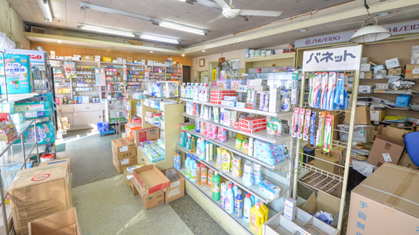 ふじや駅前薬局の内観