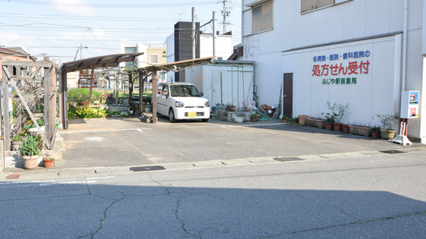 ふじや駅前薬局の駐車場