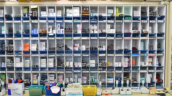 ヘルスバンク東海調剤薬局赤池店の薬棚