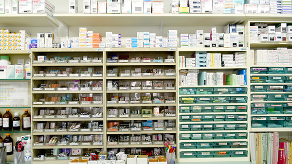 アイリス調剤薬局の薬棚