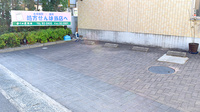 かしの木薬局の駐車場