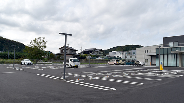 パナプラス薬局三ヶ根店の駐車場