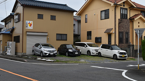 アサヒ薬局の駐車場