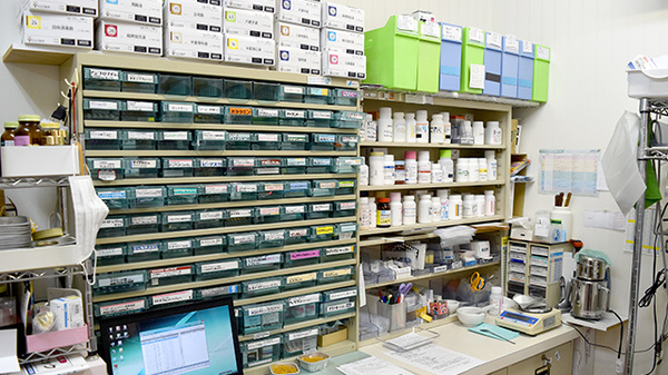 ヤハタ薬局二ツ杁店の薬棚