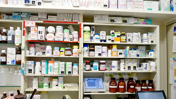 スマイル調剤薬局師勝店の薬棚