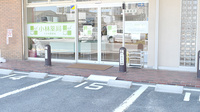 株式会社小林薬局くわな駅西店の入口