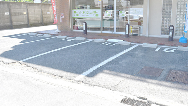 株式会社小林薬局くわな駅西店の駐車場