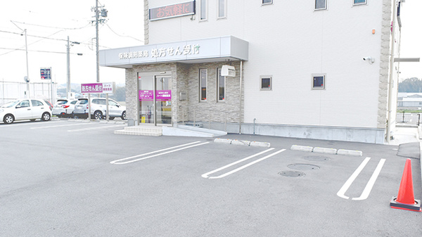 ハート調剤薬局の駐車場