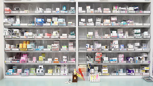 小林薬局桑名ふくじま支店の薬棚