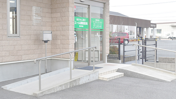 エール調剤薬局四日市店の入口