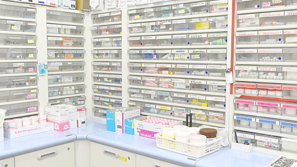 エール調剤薬局四日市店の薬棚