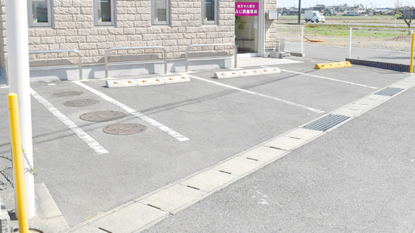 ふじ調剤薬局の駐車場
