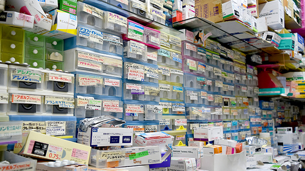 杉浦薬局県道店の薬棚