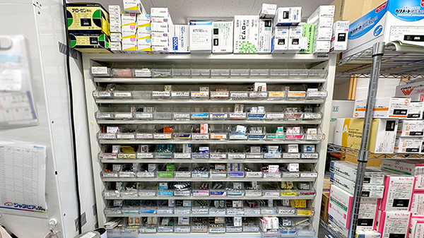 スズカ調剤薬局稲生店の薬棚