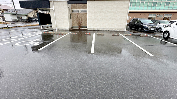 スズカ調剤薬局稲生店の駐車場