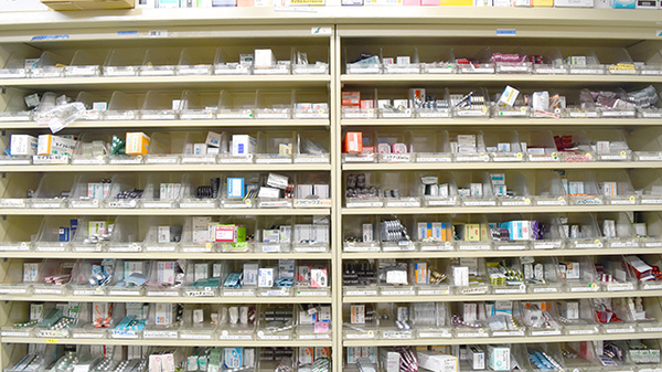 たんぽぽ薬局　榊原店の薬棚