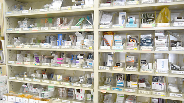 一志調剤薬局　中町店の薬棚